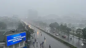 Sương mù và mưa nhỏ bao phủ miền Bắc sáng 26/03/2026: tầm nhìn giảm mạnh